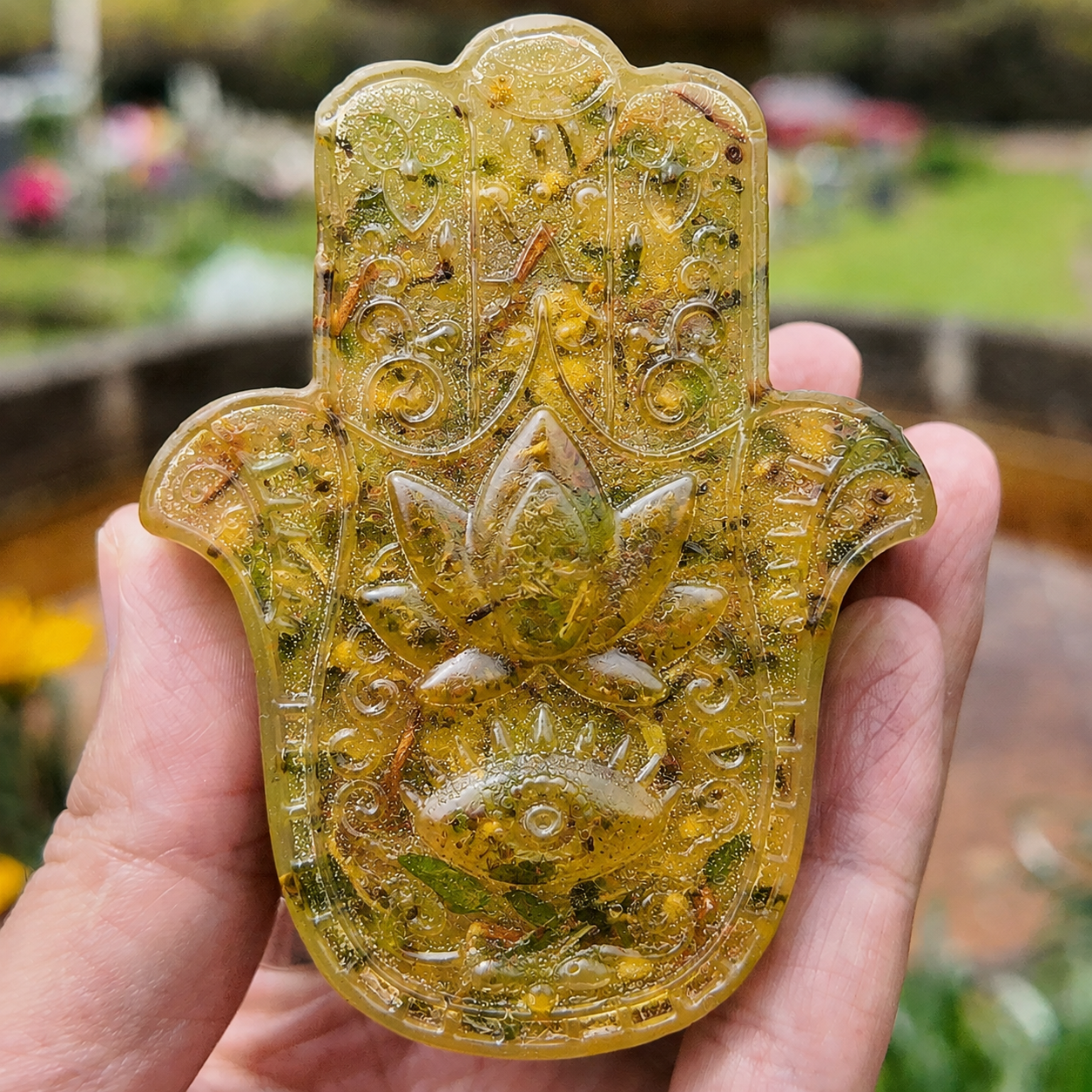 abón artesanal Baño de 7 Hierbas Dulces, de color amarillo y con forma de mano de Fátima, presentado junto a su caja de Conexión Enigma Store.